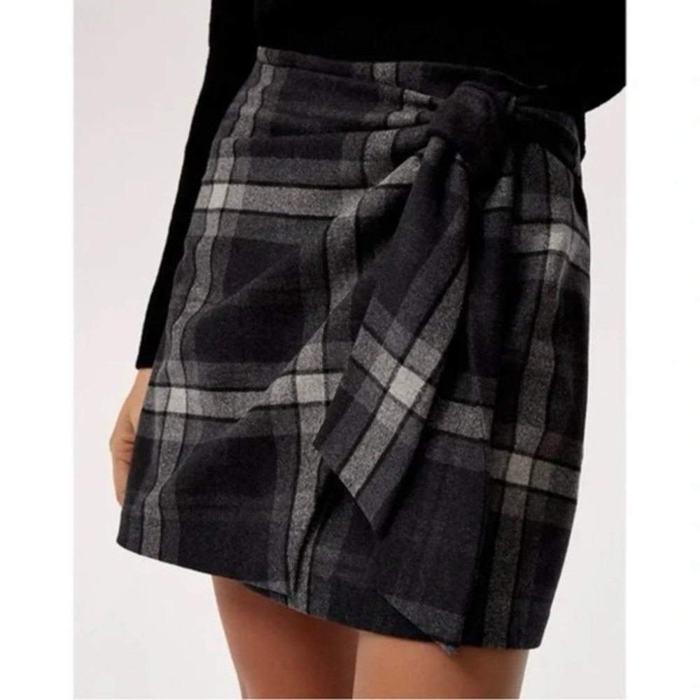 Wilfred  Wrap Mini skirt women size 8 black grey plaid Wool cashmere